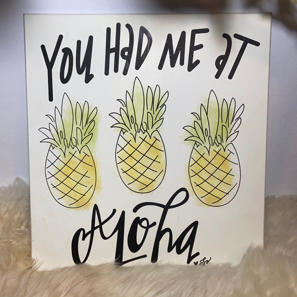 You had me at Aloha sign pineapples ✨